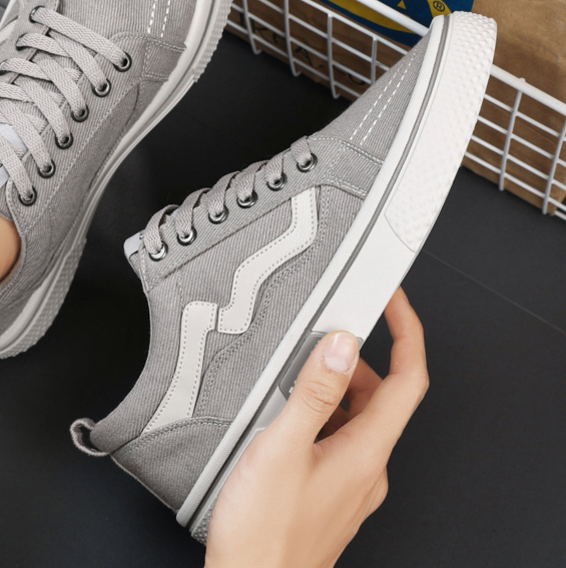 TRENDY CANVAS SNEAKERS